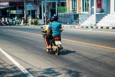 Koh Chang, Tayland, 15 Şubat 2025 Tayland 'da Koh Chang adasının sokaklarında motosikletli insanlar dolaşıyor. Canlı sokak hayatı, zengin kültür mirası ve hareketli pazarlarıyla ünlüdür.