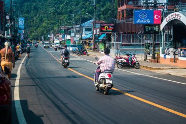 Koh Chang, Tayland, 15 Şubat 2025 Tayland 'da Koh Chang adasının sokaklarında motosikletli insanlar dolaşıyor. Canlı sokak hayatı, zengin kültür mirası ve hareketli pazarlarıyla ünlüdür.