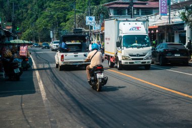 Koh Chang, Tayland, 15 Şubat 2025 Tayland 'da Koh Chang adasının sokaklarında motosikletli insanlar dolaşıyor. Canlı sokak hayatı, zengin kültür mirası ve hareketli pazarlarıyla ünlüdür.