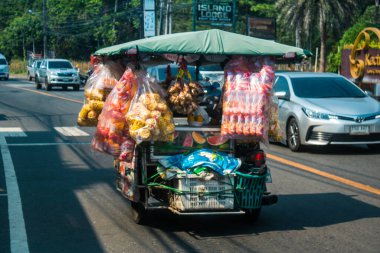 Koh Chang, Tayland, 15 Şubat 2025 Tayland 'da Koh Chang adasının sokaklarında motosikletli insanlar dolaşıyor. Canlı sokak hayatı, zengin kültür mirası ve hareketli pazarlarıyla ünlüdür.