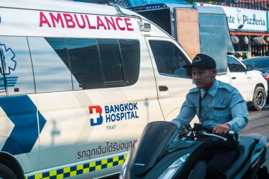 Koh Chang, Tayland, 15 Şubat 2025 Ambulans Koh Chang sokaklarında. Ada canlı sokak hayatı, zengin kültür mirası ve hareketli pazarlarıyla ünlüdür..