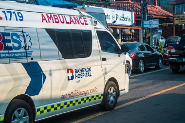 Koh Chang, Tayland, 15 Şubat 2025 Ambulans Koh Chang sokaklarında. Ada canlı sokak hayatı, zengin kültür mirası ve hareketli pazarlarıyla ünlüdür..