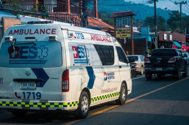 Koh Chang, Tayland, 15 Şubat 2025 Ambulans Koh Chang sokaklarında. Ada canlı sokak hayatı, zengin kültür mirası ve hareketli pazarlarıyla ünlüdür..