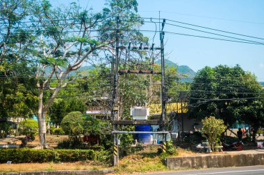 Koh Chang, Tayland, 15 Şubat 2025 Elektrik şebekesi kullanıcılardaki hızlı artışa ayak uydurmak zorunda kaldı. Adadaki elektrik sisteminin gelişimi organize ama kaotik..