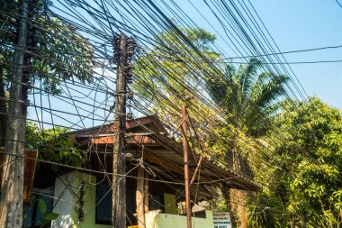 Koh Chang, Tayland, 15 Şubat 2025 Elektrik şebekesi kullanıcılardaki hızlı artışa ayak uydurmak zorunda kaldı. Adadaki elektrik sisteminin gelişimi organize ama kaotik..