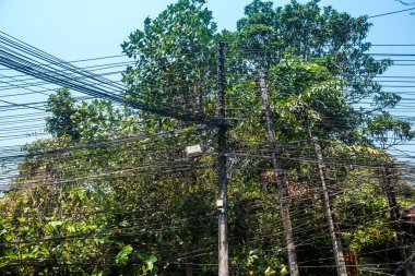 Koh Chang, Tayland, 15 Şubat 2025 Elektrik şebekesi kullanıcılardaki hızlı artışa ayak uydurmak zorunda kaldı. Adadaki elektrik sisteminin gelişimi organize ama kaotik..