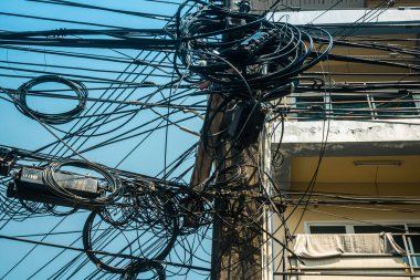 Koh Chang, Tayland, 15 Şubat 2025 Elektrik şebekesi kullanıcılardaki hızlı artışa ayak uydurmak zorunda kaldı. Adadaki elektrik sisteminin gelişimi organize ama kaotik..