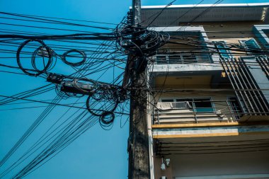 Koh Chang, Tayland, 15 Şubat 2025 Elektrik şebekesi kullanıcılardaki hızlı artışa ayak uydurmak zorunda kaldı. Adadaki elektrik sisteminin gelişimi organize ama kaotik..