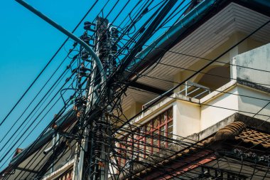 Koh Chang, Tayland, 15 Şubat 2025 Elektrik şebekesi kullanıcılardaki hızlı artışa ayak uydurmak zorunda kaldı. Adadaki elektrik sisteminin gelişimi organize ama kaotik..