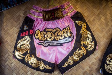 Koh Chang, Tayland, 17 Şubat 2025 Koh Chang Muay Thai Kulübü yeni başlayanlar için eğitim programları sunmaktadır. Yabancılar yeni başlayanlar için Muay Thai 'yi deneyebilir.