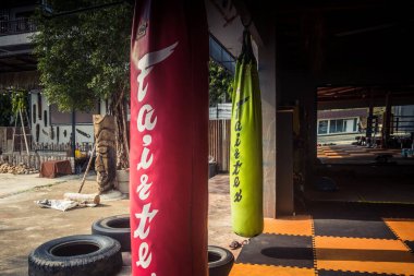 Koh Chang, Tayland, 17 Şubat 2025 Koh Chang Muay Thai Kulübü yeni başlayanlar için eğitim programları sunmaktadır. Yabancılar yeni başlayanlar için Muay Thai 'yi deneyebilir.