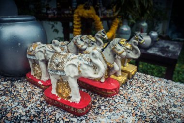 Koh Chang, Tayland, 21 Şubat 2025 Mini Budist tapınağı Koh Chang caddelerinde. Tapınak ve heykelcikler her ev ve iş yerinin girişine yerliler tarafından yerleştirildi..