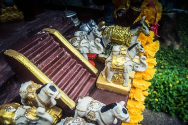 Koh Chang, Tayland, 21 Şubat 2025 Mini Budist tapınağı Koh Chang caddelerinde. Tapınak ve heykelcikler her ev ve iş yerinin girişine yerliler tarafından yerleştirildi..