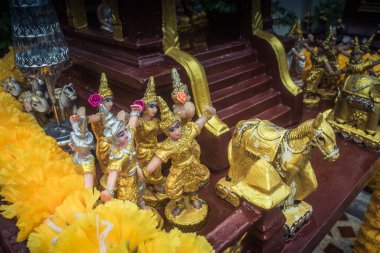 Koh Chang, Tayland, 21 Şubat 2025 Mini Budist tapınağı Koh Chang caddelerinde. Tapınak ve heykelcikler her ev ve iş yerinin girişine yerliler tarafından yerleştirildi..