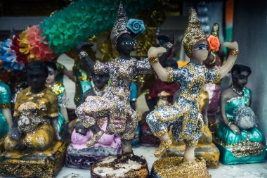 Koh Chang, Tayland, 21 Şubat 2025 Mini Budist tapınağı Koh Chang caddelerinde. Tapınak ve heykelcikler her ev ve iş yerinin girişine yerliler tarafından yerleştirildi..