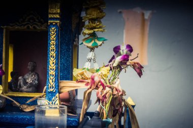 Koh Chang, Tayland, 21 Şubat 2025 Mini Budist tapınağı Koh Chang caddelerinde. Tapınak ve heykelcikler her ev ve iş yerinin girişine yerliler tarafından yerleştirildi..