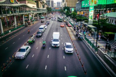 Bangkok, Tayland, 01 Mart 2025. Tayland 'ın başkenti Bangkok sokaklarında trafik sıkışıklığı. Canlı sokak hayatı, zengin kültür mirası ve hareketli pazarlarıyla ünlüdür..