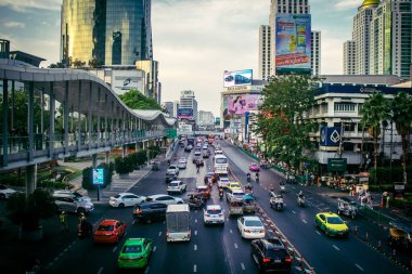 Bangkok, Tayland, 01 Mart 2025. Tayland 'ın başkenti Bangkok sokaklarında trafik sıkışıklığı. Canlı sokak hayatı, zengin kültür mirası ve hareketli pazarlarıyla ünlüdür..