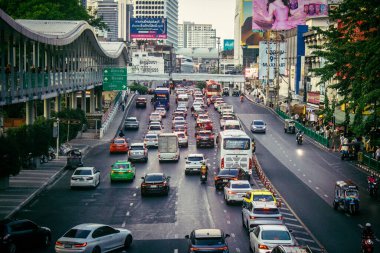 Bangkok, Tayland, 01 Mart 2025. Tayland 'ın başkenti Bangkok sokaklarında trafik sıkışıklığı. Canlı sokak hayatı, zengin kültür mirası ve hareketli pazarlarıyla ünlüdür..