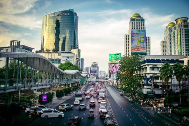 Bangkok, Tayland, 01 Mart 2025. Tayland 'ın başkenti Bangkok sokaklarında trafik sıkışıklığı. Canlı sokak hayatı, zengin kültür mirası ve hareketli pazarlarıyla ünlüdür..