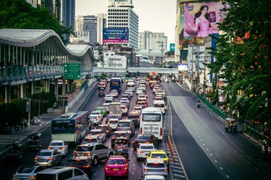 Bangkok, Tayland, 01 Mart 2025. Tayland 'ın başkenti Bangkok sokaklarında trafik sıkışıklığı. Canlı sokak hayatı, zengin kültür mirası ve hareketli pazarlarıyla ünlüdür..
