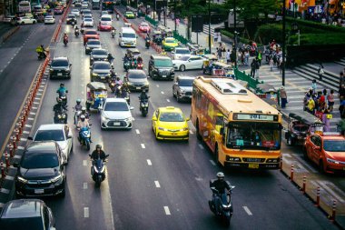 Bangkok, Tayland, 01 Mart 2025. Tayland 'ın başkenti Bangkok sokaklarında trafik sıkışıklığı. Canlı sokak hayatı, zengin kültür mirası ve hareketli pazarlarıyla ünlüdür..