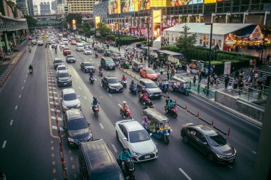 Bangkok, Tayland, 01 Mart 2025. Tayland 'ın başkenti Bangkok sokaklarında trafik sıkışıklığı. Canlı sokak hayatı, zengin kültür mirası ve hareketli pazarlarıyla ünlüdür..