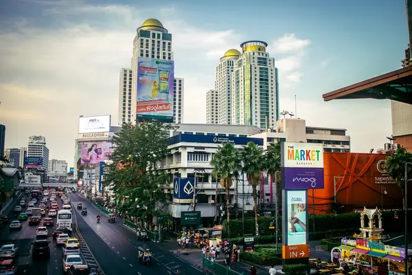 Bangkok, Tayland, 01 Mart 2025. Tayland 'ın başkenti Bangkok sokaklarında trafik sıkışıklığı. Canlı sokak hayatı, zengin kültür mirası ve hareketli pazarlarıyla ünlüdür..