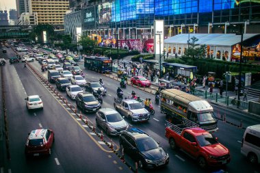 Bangkok, Tayland, 01 Mart 2025. Tayland 'ın başkenti Bangkok sokaklarında trafik sıkışıklığı. Canlı sokak hayatı, zengin kültür mirası ve hareketli pazarlarıyla ünlüdür..