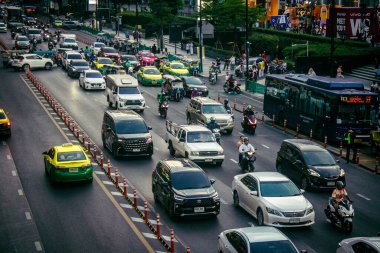 Bangkok, Tayland, 01 Mart 2025. Tayland 'ın başkenti Bangkok sokaklarında trafik sıkışıklığı. Canlı sokak hayatı, zengin kültür mirası ve hareketli pazarlarıyla ünlüdür..