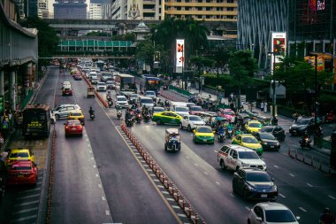 Bangkok, Tayland, 01 Mart 2025. Tayland 'ın başkenti Bangkok sokaklarında trafik sıkışıklığı. Canlı sokak hayatı, zengin kültür mirası ve hareketli pazarlarıyla ünlüdür..