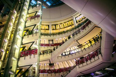 Bangkok, Tayland, 01 Mart 2025 CentralWorld Bangkok 'ta bir alışveriş merkezidir. Birçok mağaza, restoran ve eğlence seçenekleri ile dünyanın en büyük alışveriş merkezlerinden biridir..