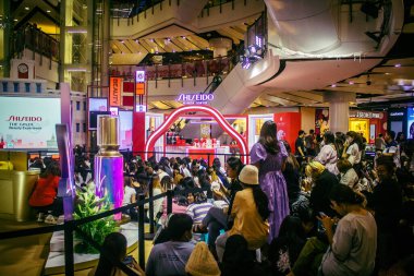 Bangkok, Tayland, 01 Mart 2025 CentralWorld Bangkok 'ta bir alışveriş merkezidir. Birçok mağaza, restoran ve eğlence seçenekleri ile dünyanın en büyük alışveriş merkezlerinden biridir..