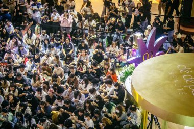 Bangkok, Tayland, 01 Mart 2025 CentralWorld Bangkok 'ta bir alışveriş merkezidir. Birçok mağaza, restoran ve eğlence seçenekleri ile dünyanın en büyük alışveriş merkezlerinden biridir..