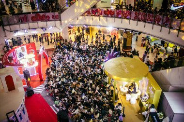 Bangkok, Tayland, 01 Mart 2025 CentralWorld Bangkok 'ta bir alışveriş merkezidir. Birçok mağaza, restoran ve eğlence seçenekleri ile dünyanın en büyük alışveriş merkezlerinden biridir..