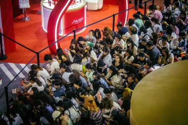 Bangkok, Tayland, 01 Mart 2025 CentralWorld Bangkok 'ta bir alışveriş merkezidir. Birçok mağaza, restoran ve eğlence seçenekleri ile dünyanın en büyük alışveriş merkezlerinden biridir..