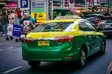 Bangkok, Tayland, Mart 01, 2025 Taxi Tayland 'ın başkenti Bangkok sokaklarında yuvarlanıyor. Canlı sokak hayatı, zengin kültür mirası ve hareketli pazarlarıyla ünlüdür..