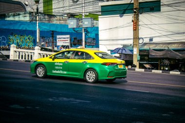 Bangkok, Tayland, Mart 01, 2025 Taxi Tayland 'ın başkenti Bangkok sokaklarında yuvarlanıyor. Canlı sokak hayatı, zengin kültür mirası ve hareketli pazarlarıyla ünlüdür..