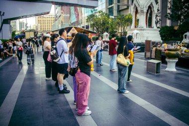 Bangkok, Tayland, 1 Mart 2025. Tayland 'ın başkenti Bangkok sokaklarında namaz kılan insanlar var. Tapınaklar sayısız ve insanlar her gün orada toplanıyor, dua ediyor ve adaklar getiriyorlar..