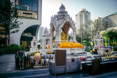 Bangkok, Tayland, 1 Mart 2025. Tayland 'ın başkenti Bangkok sokaklarında namaz kılan insanlar var. Tapınaklar sayısız ve insanlar her gün orada toplanıyor, dua ediyor ve adaklar getiriyorlar..