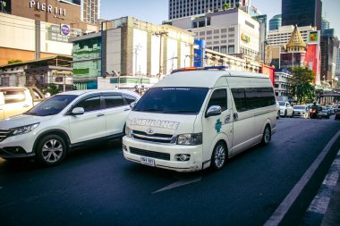 Bangkok, Tayland, 01 Mart 2025. Bangkok, Tayland 'ın başkenti sokaklara dökülen ambulans, hayat dolu sokak hayatıyla tanınıyor..