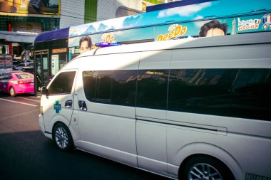 Bangkok, Tayland, 01 Mart 2025. Bangkok, Tayland 'ın başkenti sokaklara dökülen ambulans, hayat dolu sokak hayatıyla tanınıyor..