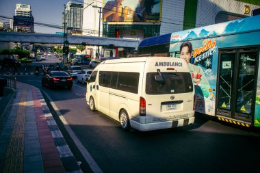 Bangkok, Tayland, 01 Mart 2025. Bangkok, Tayland 'ın başkenti sokaklara dökülen ambulans, hayat dolu sokak hayatıyla tanınıyor..
