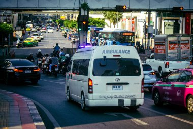 Bangkok, Tayland, 01 Mart 2025. Bangkok, Tayland 'ın başkenti sokaklara dökülen ambulans, hayat dolu sokak hayatıyla tanınıyor..