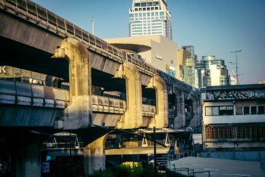 Bangkok, Tayland, 02 Mart 2025 BTS Skytrain Bangkok 'ta bir hızlı ulaşım sistemidir. BTS, verimli ve ucuz bir seyahat biçimi olarak hizmet vererek şehir genelinde uygun bir ulaşım sağlar..