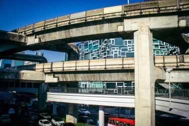 Bangkok, Tayland, 02 Mart 2025 BTS Skytrain Bangkok 'ta bir hızlı ulaşım sistemidir. BTS, verimli ve ucuz bir seyahat biçimi olarak hizmet vererek şehir genelinde uygun bir ulaşım sağlar..