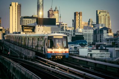 Bangkok, Tayland, 02 Mart 2025 BTS Skytrain Bangkok 'ta bir hızlı ulaşım sistemidir. BTS, verimli ve ucuz bir seyahat biçimi olarak hizmet vererek şehir genelinde uygun bir ulaşım sağlar..