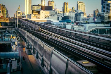 Bangkok, Tayland, 02 Mart 2025 BTS Skytrain Bangkok 'ta bir hızlı ulaşım sistemidir. BTS, verimli ve ucuz bir seyahat biçimi olarak hizmet vererek şehir genelinde uygun bir ulaşım sağlar..