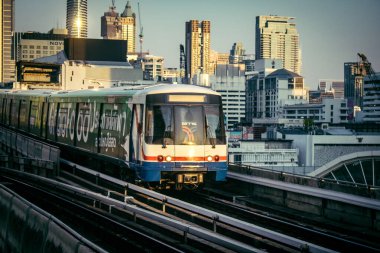 Bangkok, Tayland, 02 Mart 2025 BTS Skytrain Bangkok 'ta bir hızlı ulaşım sistemidir. BTS, verimli ve ucuz bir seyahat biçimi olarak hizmet vererek şehir genelinde uygun bir ulaşım sağlar..