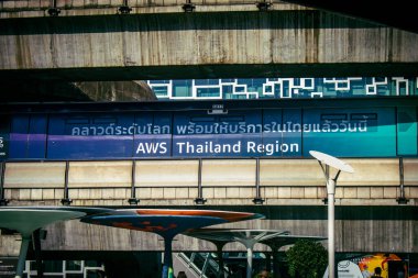 Bangkok, Tayland, 02 Mart 2025 BTS Skytrain Bangkok 'ta bir hızlı ulaşım sistemidir. BTS, verimli ve ucuz bir seyahat biçimi olarak hizmet vererek şehir genelinde uygun bir ulaşım sağlar..